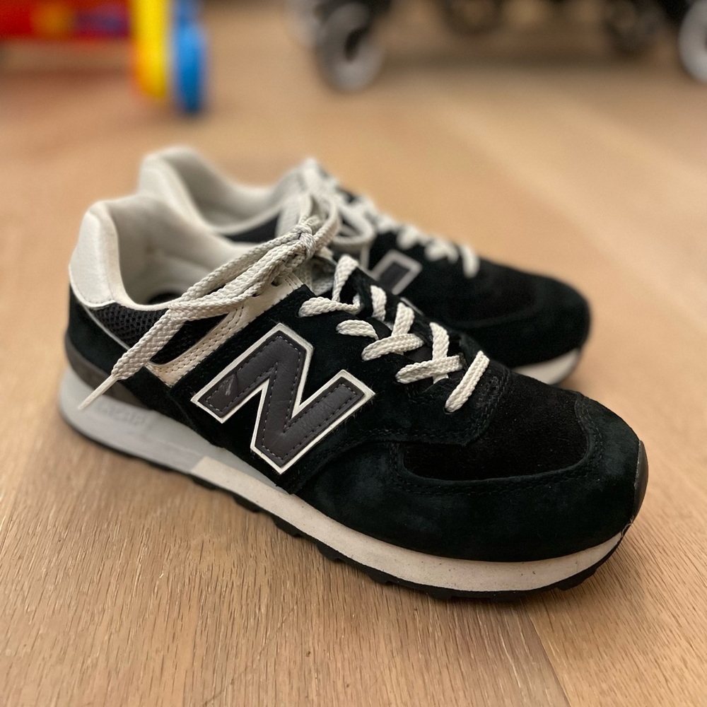 New Balance 574 black suede white outsole in pristine condition men’s 6.5